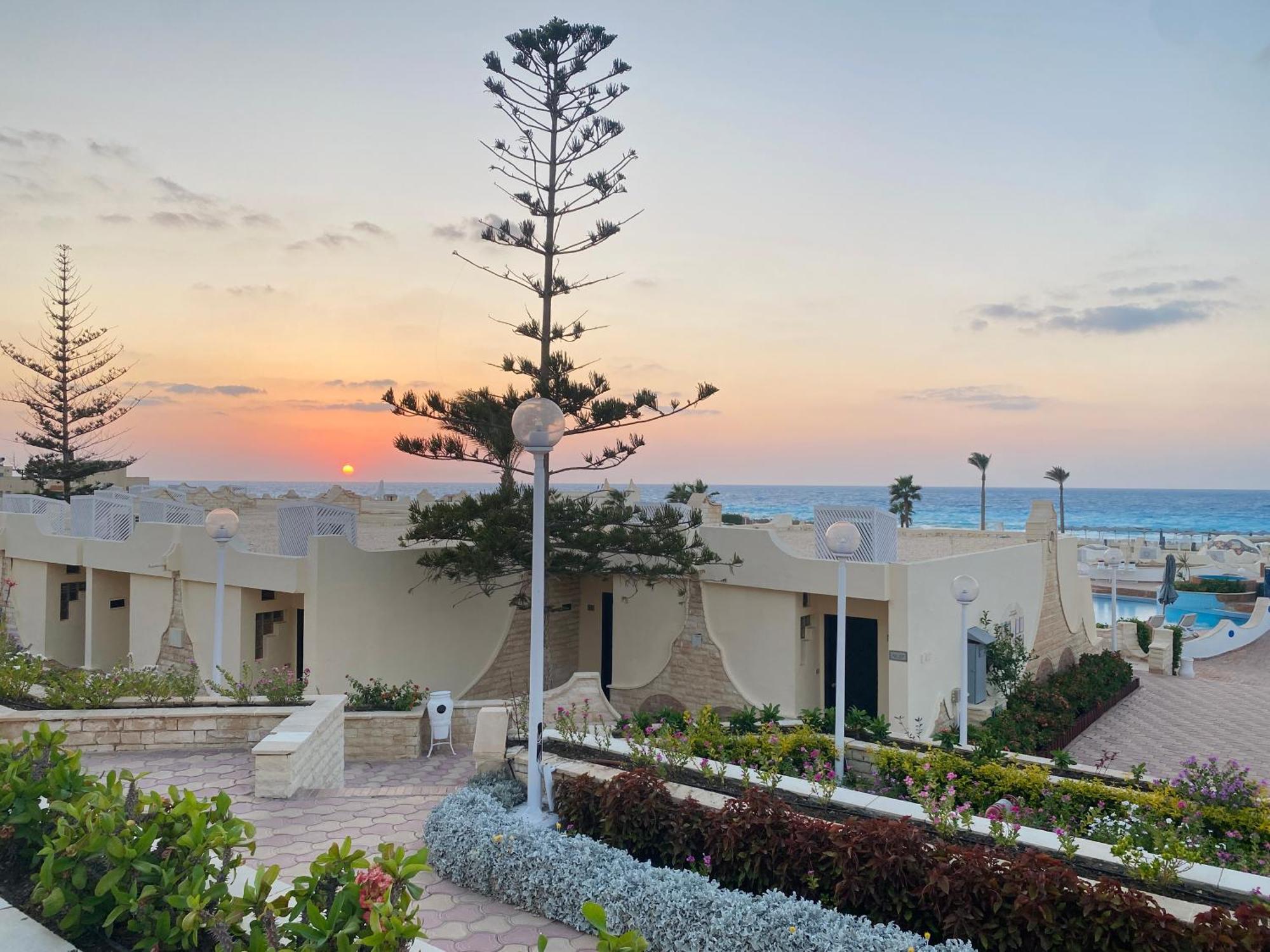 Borg El Arab Beach Resort Exterior foto Sunset at the hotel